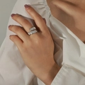 Schicker Federring in Silber-Finish am Finger getragen für einen stilvollen Schmucklook - Stahlring