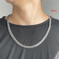 Primo piano della catena cubana argento da 60cm su un modello maschile con t-shirt nera - ZJ4475-60cm Catena Cubana Argento