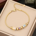 Détail du bracelet chaîne serpent doré avec charms œil maléfique et fermoir mousqueton - Style Mauvais Œil Carré Tricolore (4#)