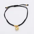 Pulsera minimalista de cuerda negra ajustable con detalles dorados y cuentas metálicas - Colgante de Taza de Café