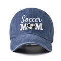 Dettaglio del ricamo bianco Soccer MOM con cuore calcio su cappello slavato - Taglia unica / Blu Notte