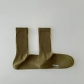Olivgrüne Baumwollsocken für Herren mit Rippenstruktur und rechtem Winkel Design - Armeegrün