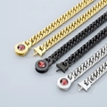 Dettaglio di collane a catena oro, nero e argento con chiusura a gemma rossa - 55cm / Oro - Chiusura in cristallo rosso