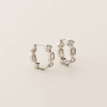 Orecchino geometrico in argento con zirconi trasparenti su sfondo beige - Argento 925 / Oro Bianco