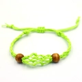 Detalle del cordón de malla tejida a mano verde neón con cierre ajustable y cuentas de madera - Estilo de Pulsera / Pequeño (30mm-35mm) / Verde