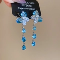 Dettaglio ravvicinato di orecchini a farfalla blu scintillanti con nappine in argento - Perno in Argento Farfalla Blu