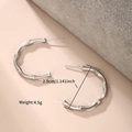 Detalle de pendientes C plateados estilo bambú con tamaño 2,9cm y peso de 4,5g - Plateado