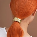 Elastico per capelli dorato a doppio strato con design a onde irregolari sul modello - Ondulazione dorata / Oro