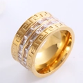 Anillo ancho dorado con patrón de greca griega y doble fila de gemas claras rectangulares - US 6 / Dorado