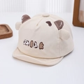 Détail d'une casquette beige pour bébé à bord souple avec oreilles 3D et broderie MILK - 48cm (6 Mois-2 Ans) / Beige