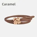 Fine ceinture en cuir véritable caramel avec une boucle élégante en forme de rose dorée - Caramel