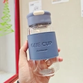 Dettaglio del bicchiere in vetro con custodia in finta pelle grigio-blu e cinturino - 550ml / Blu