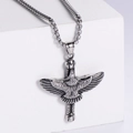 Dettaglio del ciondolo a forma di aquila argentata con piume incise e catena box - Ciondolo Aquila / Colore Acciaio (Senza Catena)