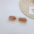 Details einer quadratischen transparenten Harz-Sonnenbrille mit facettierten Kanten und Gläsern - Champagner