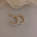 Detail van vintage C-vormige gouden oorringen met ingelegde witte parels op stof - 10# Zilveren oorknopje - Goud - Hoepel (Echt Goud Verguld)