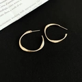 Minimalist twisted gold C-shape hoop earrings with irregular geometric metal design - 3cm / Gold