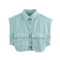 Dettaglio del gilet di jeans verde menta con tasche cargo e chiusura con bottoni in metallo - Blu lago