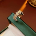 Nahaufnahme eines geschichteten Kronenrings mit Zirkon-Mikropavé auf einer Schmuckbox - Silber-Gold Mix
