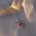 Macro-opname van hartvormige robijnrode hanger met zirkonia halo op zilveren ketting - X1767 Rode Hart Ketting