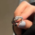 Zilveren ring met gedraaide band en ronde solitaire diamant in klauwzetting - Verstelbaar Open / TJZ1056-Elegante Gedraaide Solitair
