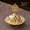Détail macro du brûle-encens en métal doré avec dimensions 7 cm de diamètre et 8 cm de haut - Tête Ronde A