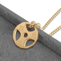 Goldene Hantelscheibe Halskette mit inspirierender Fitness-Gravur auf grauem Samt - Gold