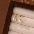 Eleganti orecchini a perla in argento 925 dorato esposti in una scatola per gioielli - Argento 925 / 8mm Perla Artificiale / Oro-8mm/Modello Corto (E5206)
