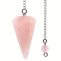 Vista de primer plano del péndulo de cuarzo rosa hexagonal con cadena de plata y perla - Cono Hexagonal Pequeño / Cuarzo rosa