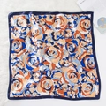 Eleganter 60cm Satin-Quadrat-Schal mit blau-orangefarbenem Blumenmuster auf Plüschhintergrund - Kamelie Marineblau
