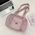 Sac à main en fausse fourrure rose à motif léopard avec logo métallique chic - Violet
