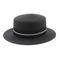 Dettaglio cappello paglia nero con nastro a righe e accessorio lettera M in metallo - M (56-58cm) / Nero