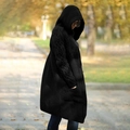 Dettaglio della maglia a trecce su un cardigan nero lungo con cappuccio per donna - Nero