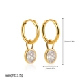 Vue détaillée des boucles d'oreilles en or 18K avec dimensions 27mm et pendentif zircon - Blanc