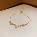 Dettaglio macro del bracciale d'oro regolabile con fiore in zircone e ciondolo occhio di gatto - Stile Petalo Pietra Occhio di Gatto Oro (6#)