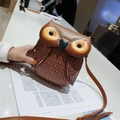 Bolso bandolera de búho marrón con relieve de plumas y divertidos ojos amarillos - Marrón