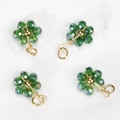 Details von vier grünen Kristallblumen-Anhängern mit Golddrahtwicklung für DIY-Schmuck - 10er Pack / Grün