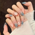 Farbverlauf-Nägel in Blau und Pink mit weißen 3D-Blumen und silbernen Strasssteinen - XS / 3249-Kurze Ovalform