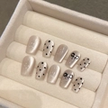 Faux ongles luxe faits main avec nœuds noirs, pois et effet œil de chat couleur champagne - Grand (L) / 1530 Super Court Cercueil