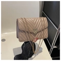 Borsa a tracolla trapuntata beige con cuciture a V e chiusura a cuore oro - Cachi