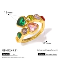 Vue détaillée des zircons colorés en forme de cœur sur une bague en acier doré - Style Pierres Précieuses Coeur Coloré (NB-R24431)