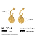 Detail van goudkleurige roestvrijstalen oorringen met maan hangers en maatspecificaties - Oorbellen (NB-E1584) / 18K goud