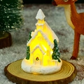 Dettaglio di una casetta di Natale bianca in resina con luce calda su base di legno - Stile D Casetta di Neve