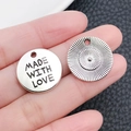 Silberner Retro-Rundanhänger mit 'MADE WITH LOVE' Gravur für DIY-Schmuckherstellung - Antiksilber MADEWITHLOVE Buchstabenanhänger (8996)