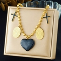 Dettaglio della collana dorata con ciondoli a croce nera, cuore e Vergine Maria - Stile Medaglia della Vergine Maria e Cuore (N3781)