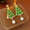 Detalle de pendientes dorados de árbol de Navidad con gemas verdes y perlas blancas - Pin de plata-Verde