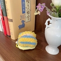 Custodia in peluche a righe gialle e blu per AirPods con charm di perle fine - Quadri Giallo
