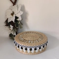 Caja redonda de paja tejida con flecos de borlas blancas y negras y tapa - Estilo de Borla Negra / Natural + Negro