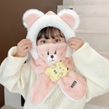 Détail du bonnet ours en peluche rose et blanc avec écharpe intégrée sur un enfant - Rose