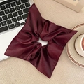 Dettaglio di un elastico per capelli bordeaux plissettato effetto pelle su fondo beige - Elastico Quadrato in Pelle PU Bordeaux (13#)