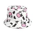 Dettaglio cappello alla pescatora bianco in cotone con stampa mucca e accenti rosa vivaci - Mucca